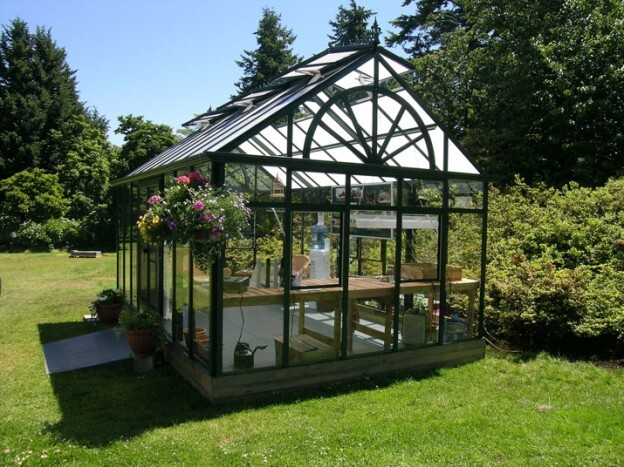 How to Choose Between a Glass or Polycarbonate Greenhouse